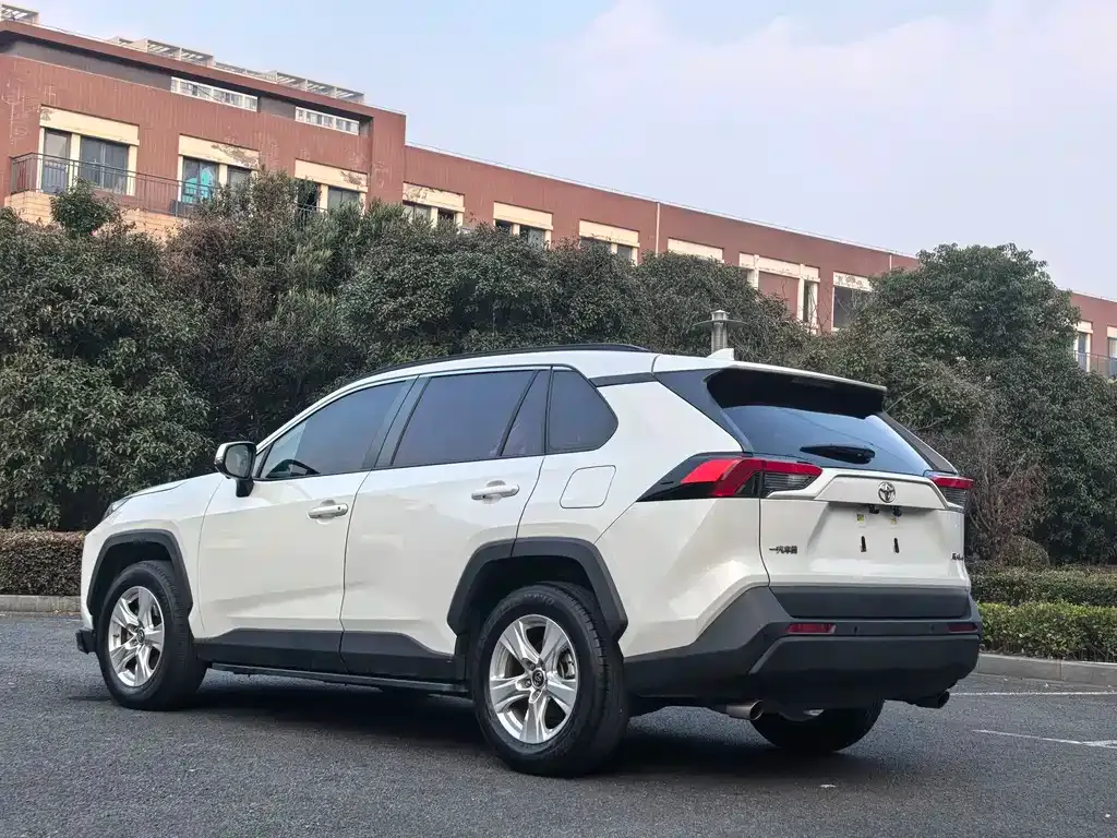 Toyota RAV4 — фото 8