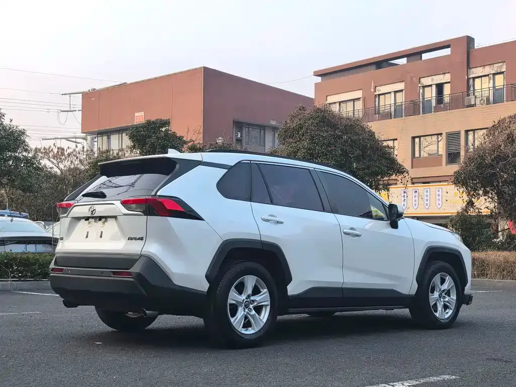 Toyota RAV4 — фото 5
