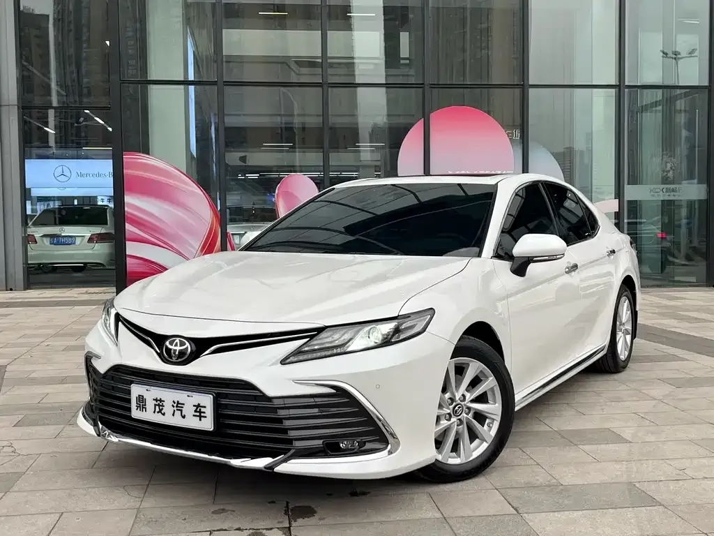 Toyota Camry — фото 1