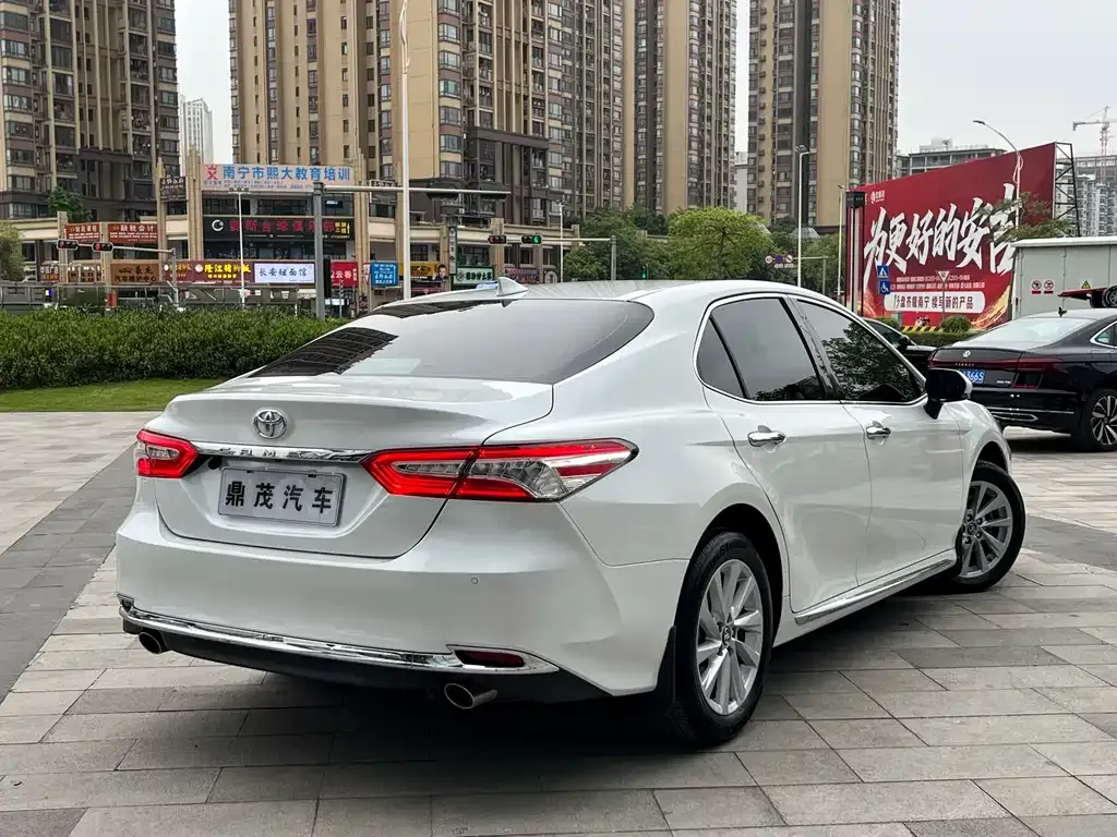 Toyota Camry — фото 9