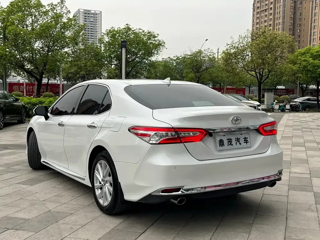 Toyota Camry — фото 7