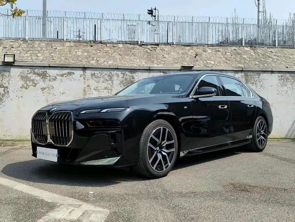 BMW 7 Series — фото 1