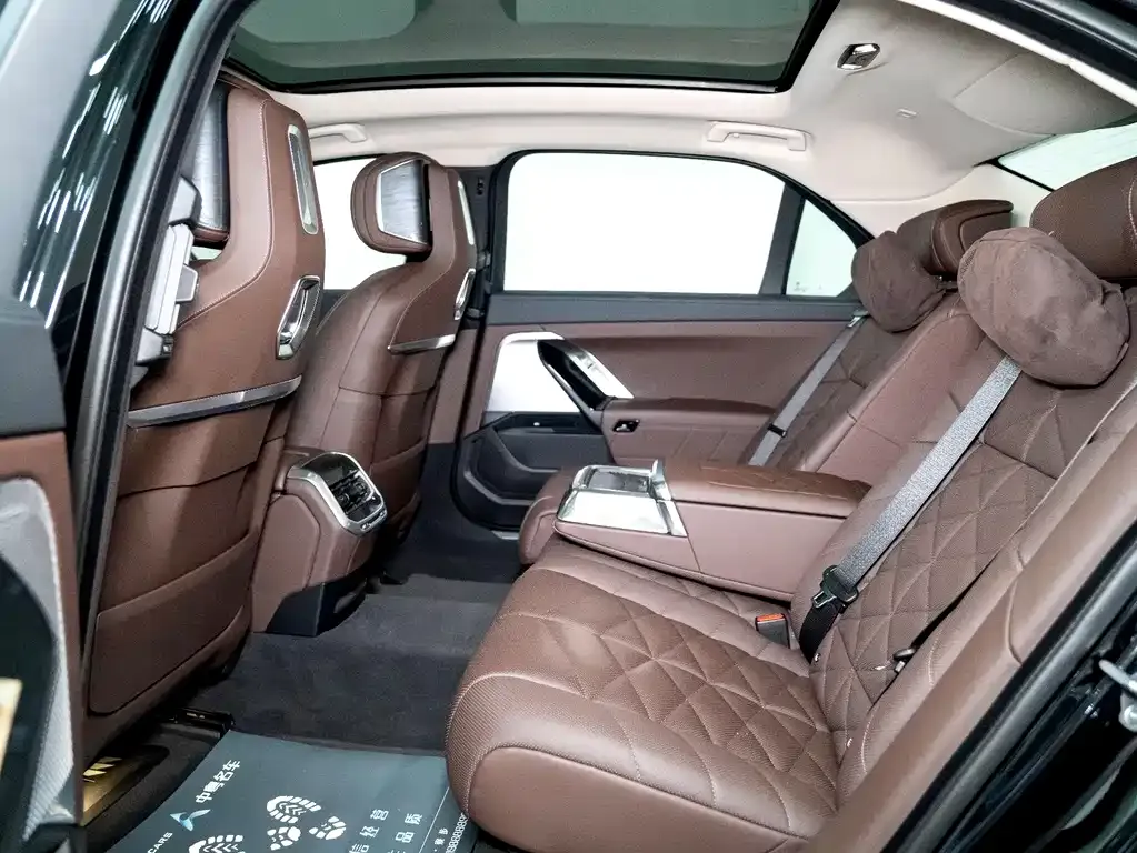 BMW 7 Series 2025 из CN, фото 10