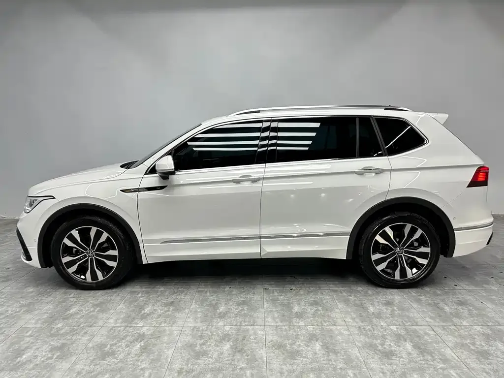 Volkswagen Tiguan L — фото 7