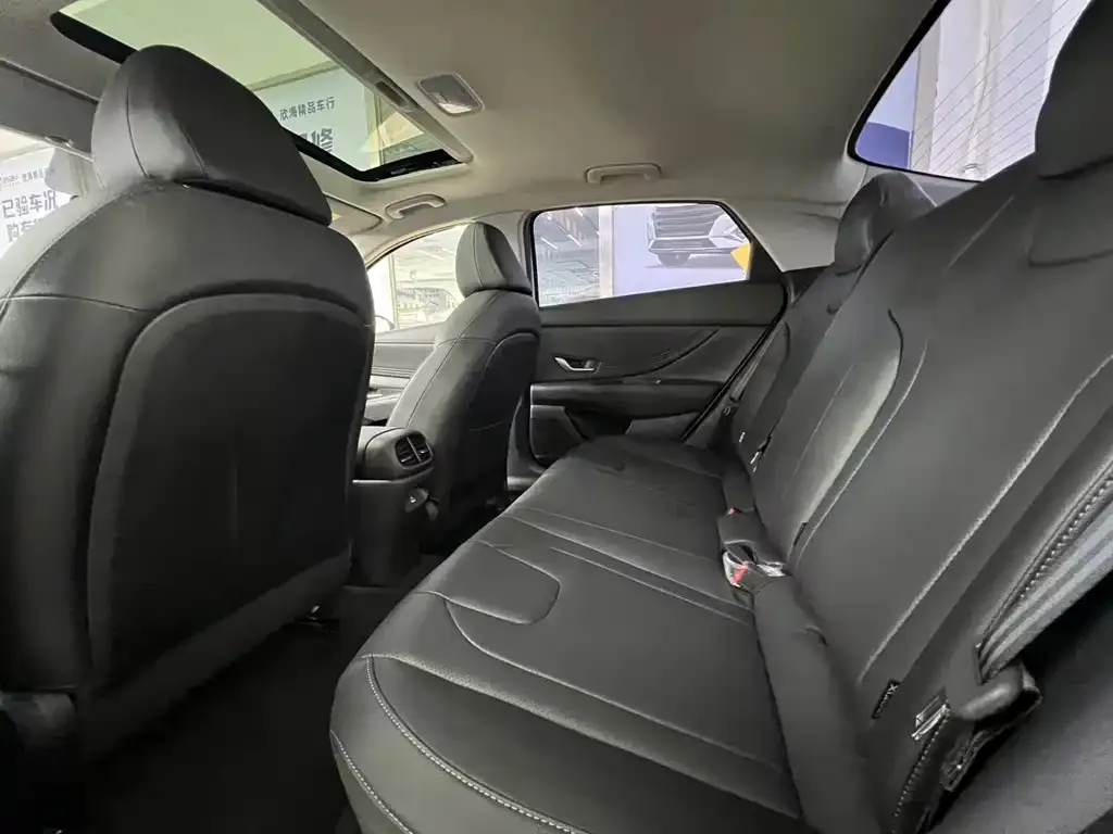 Hyundai Elantra — фото 2