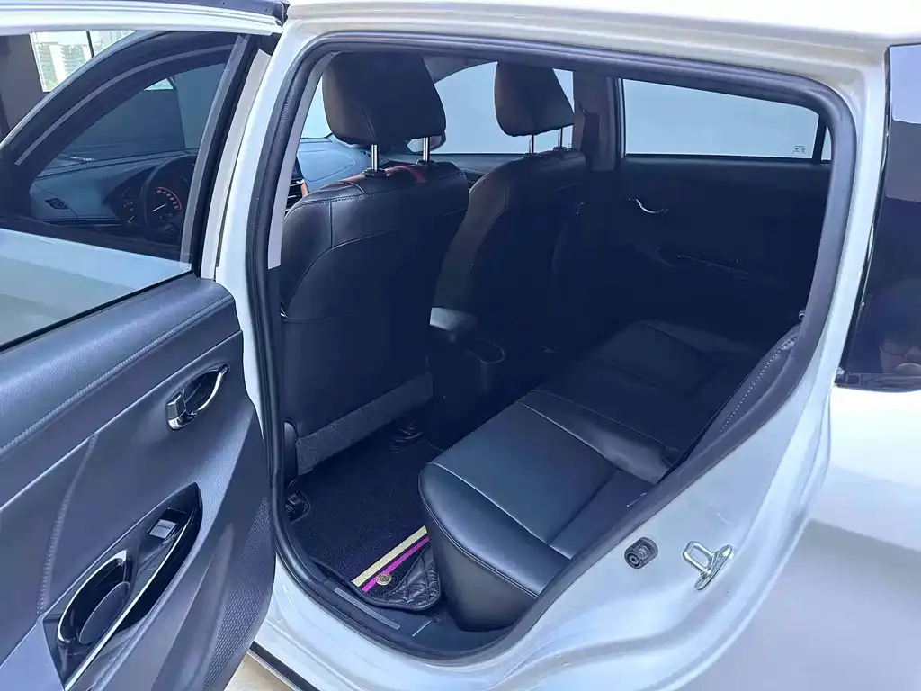 Toyota Yaris L — фото 10