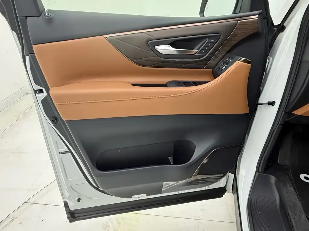 Toyota Alphard — фото 2