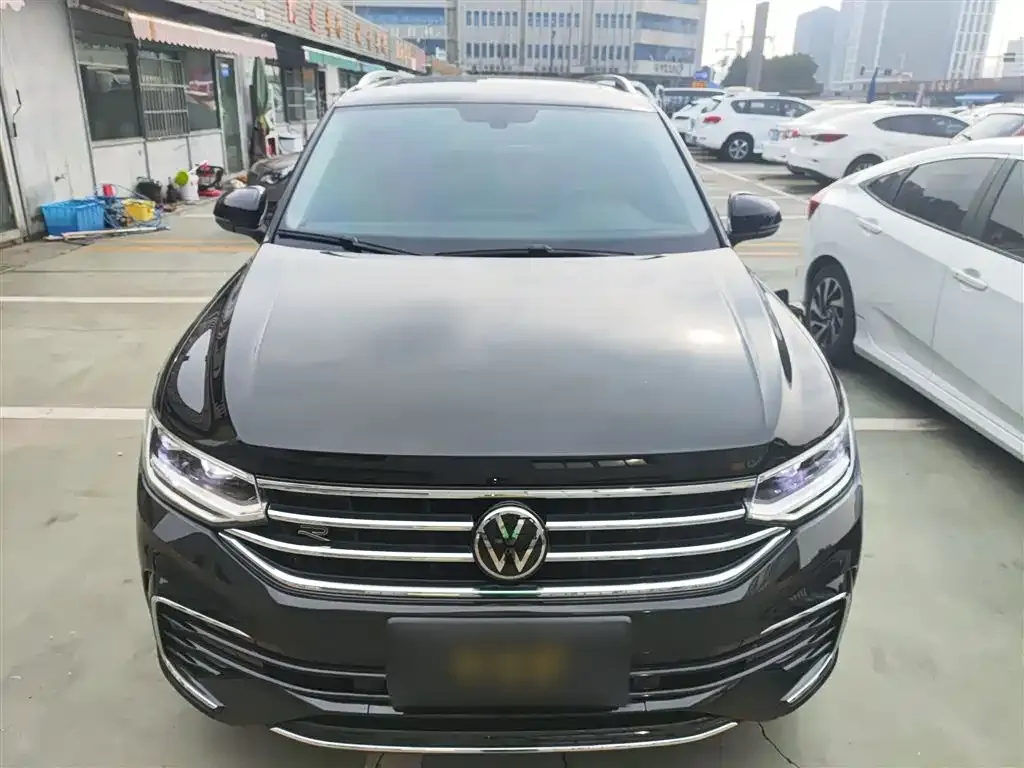 Volkswagen Tiguan L — фото 2