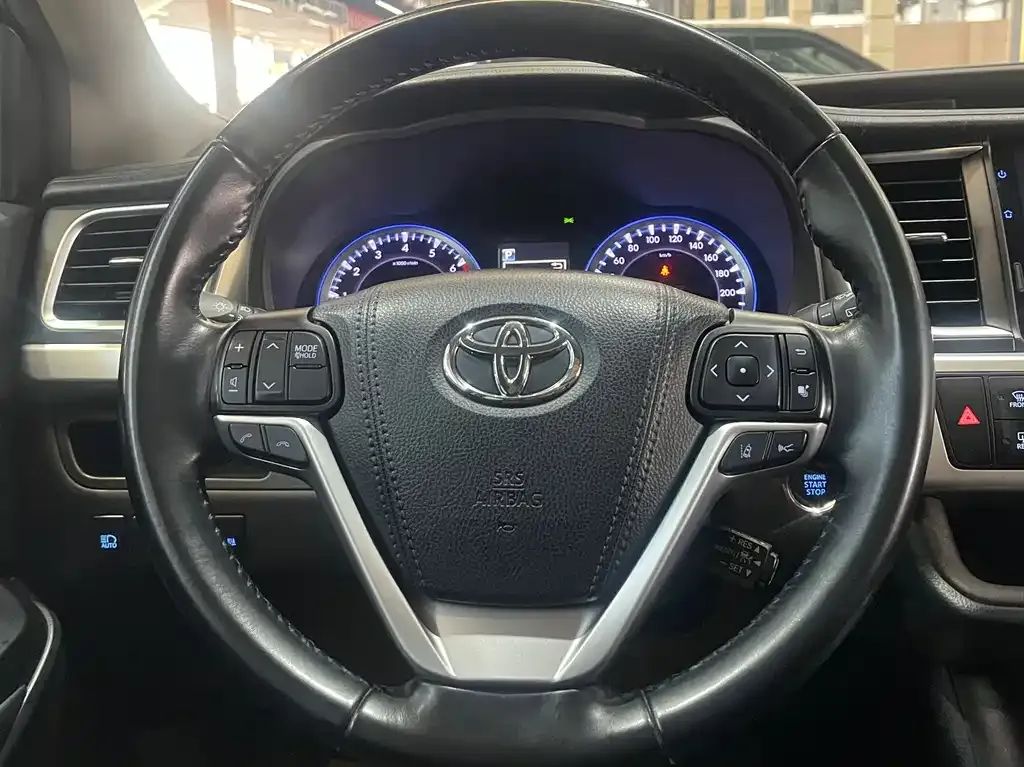 Toyota Highlander — фото 10