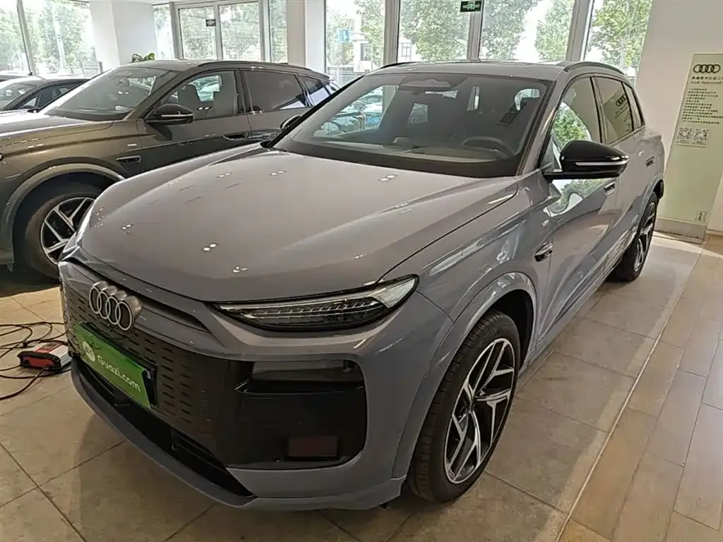 Audi Q6L e-tron — фото 1