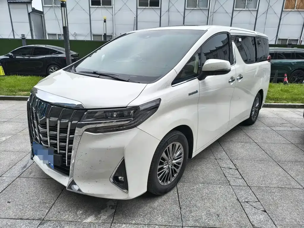 Toyota Alphard — фото 1
