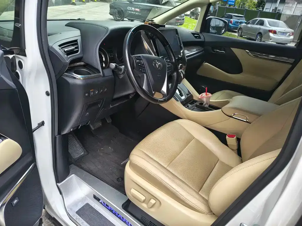 Toyota Alphard — фото 2