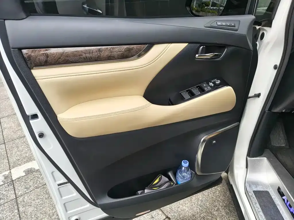 Toyota Alphard — фото 4