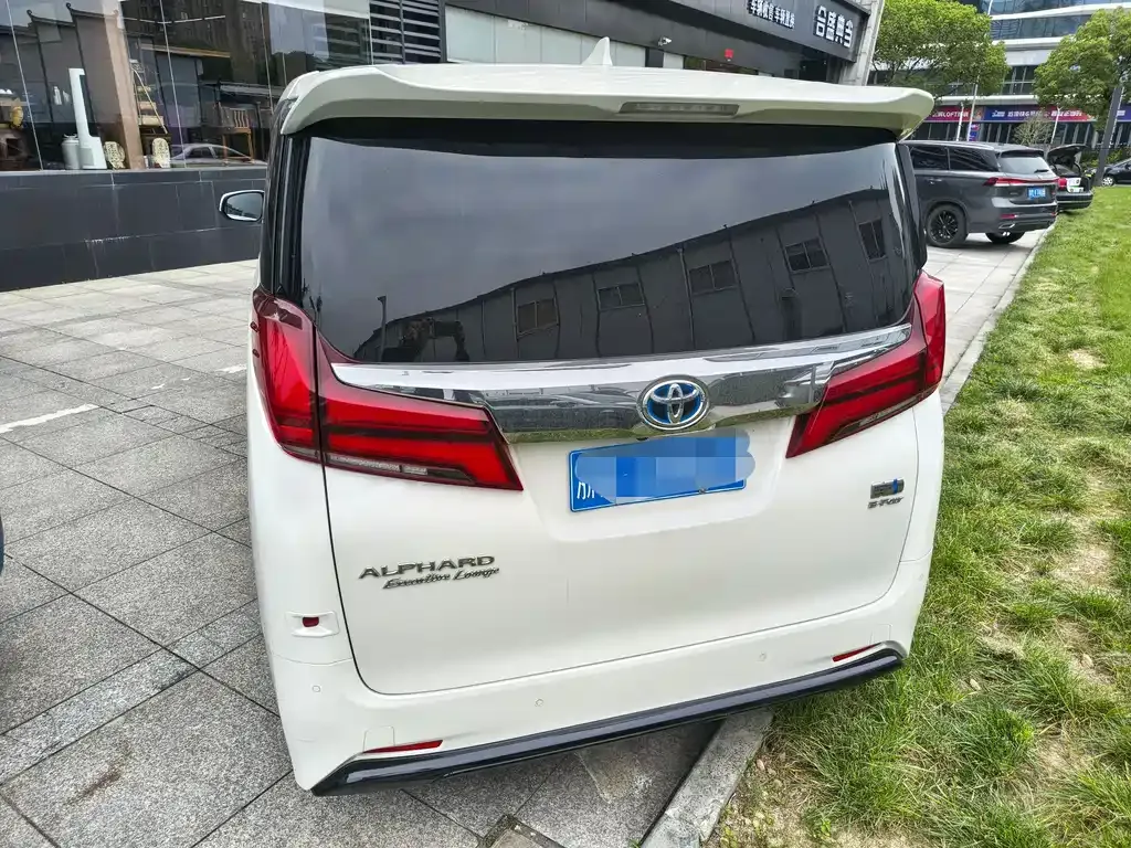 Toyota Alphard — фото 5