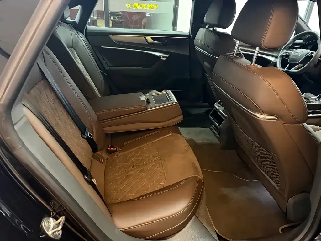 Audi A7L 2023 из CN, фото 2