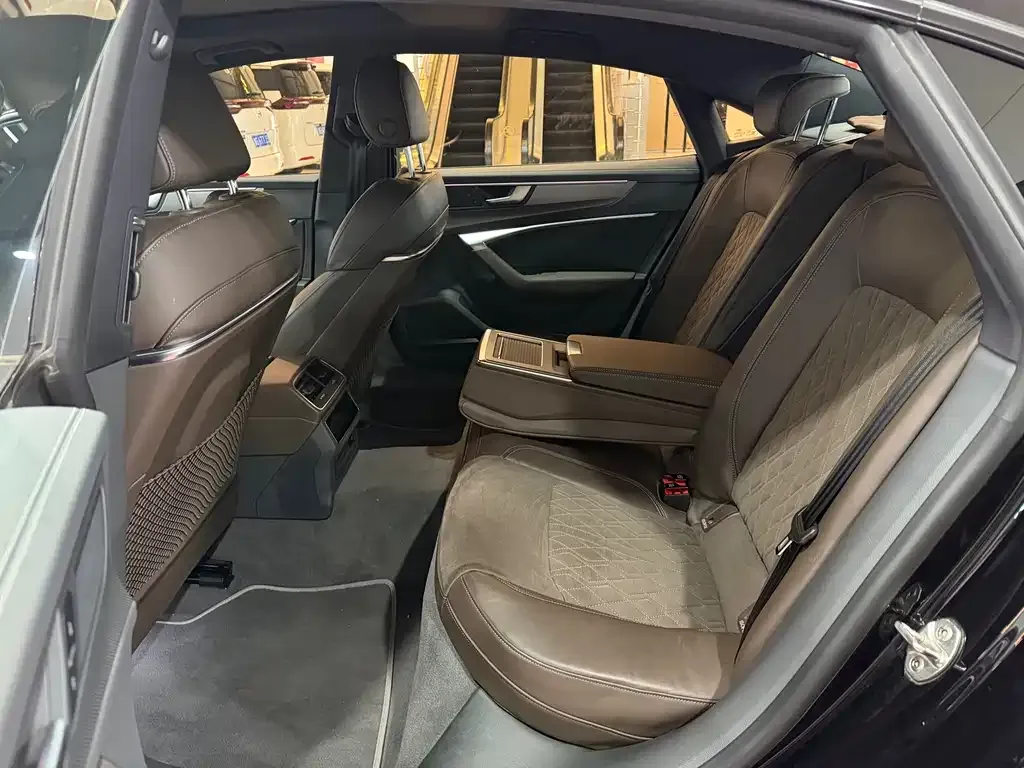 Audi A7L 2023 из CN, фото 6