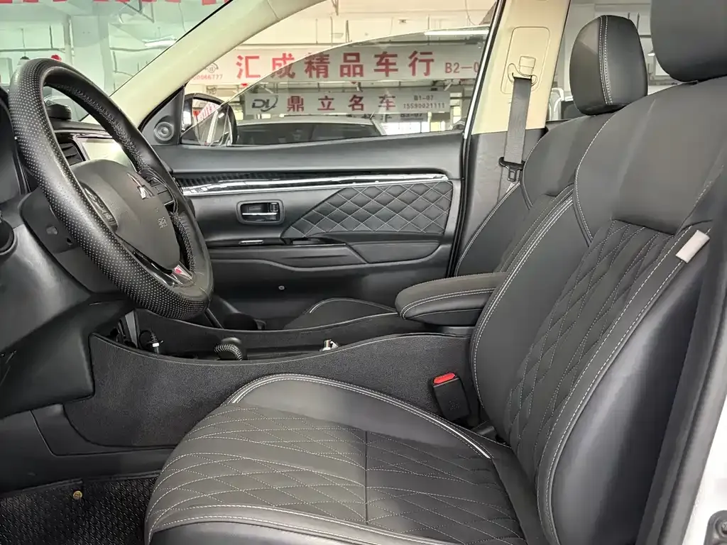 Mitsubishi Outlander — фото 7