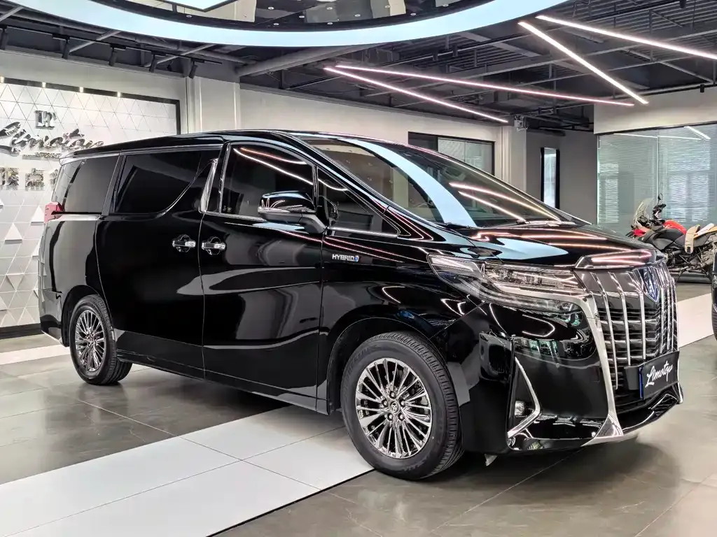 Toyota Alphard — фото 1