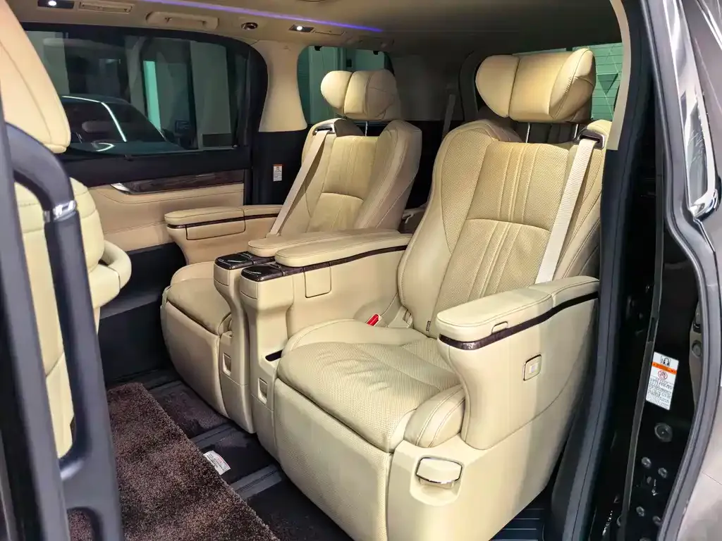 Toyota Alphard — фото 7