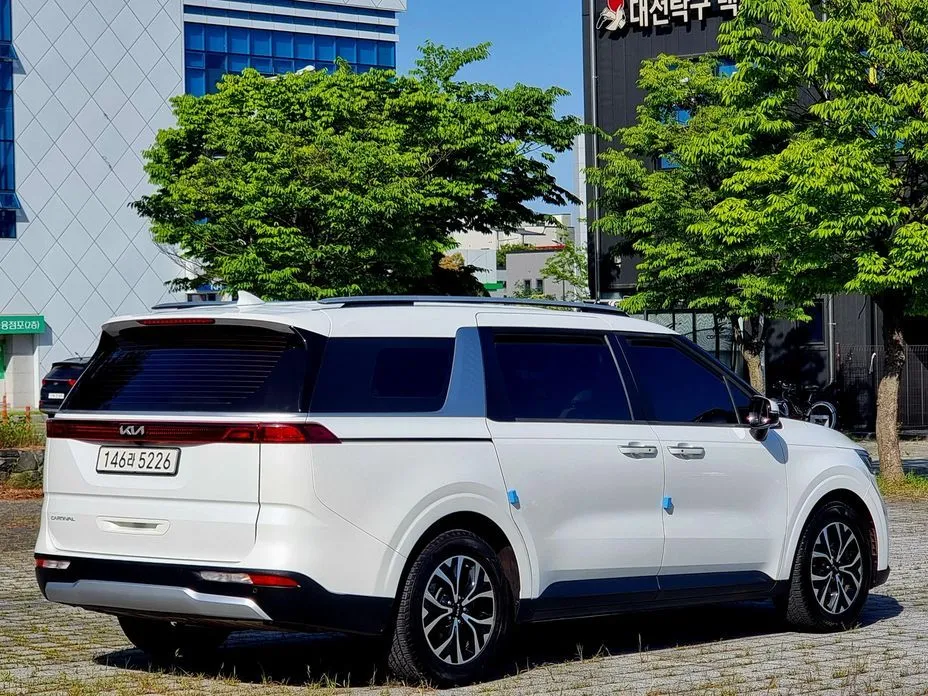 Kia Carnival — фото 10