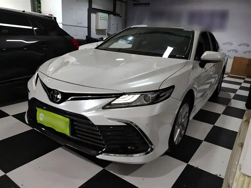 Toyota Camry — фото 1