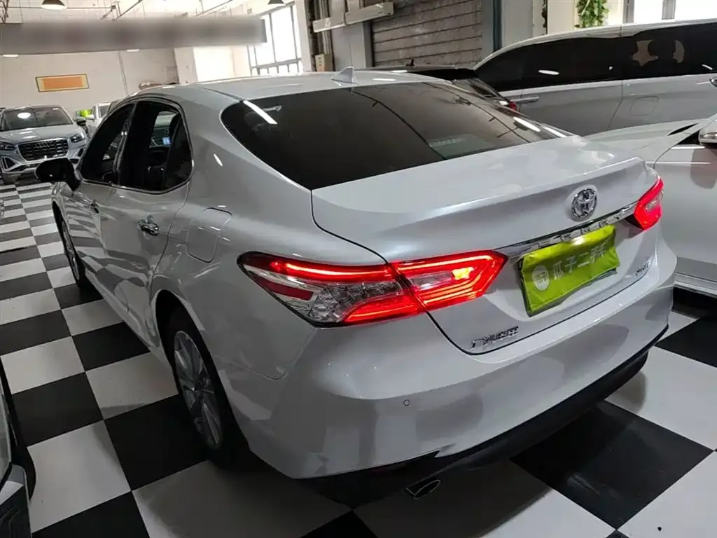 Toyota Camry — фото 2