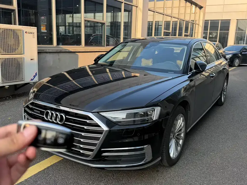 Audi A8 — фото 1