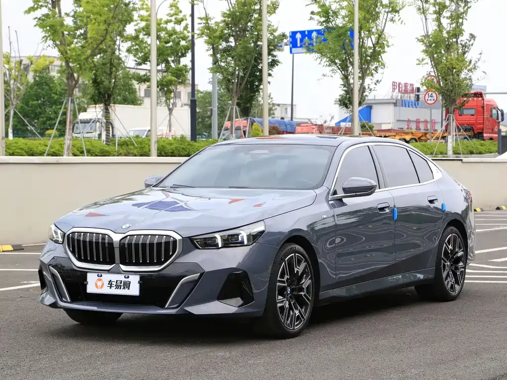 BMW 5 Series — фото 1