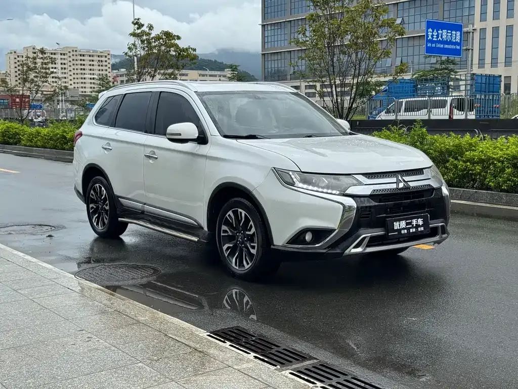 Mitsubishi Outlander — фото 1