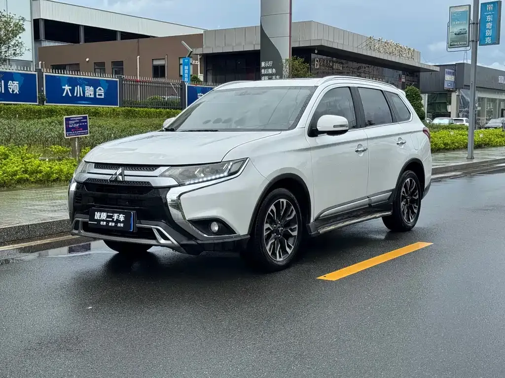 Mitsubishi Outlander — фото 8