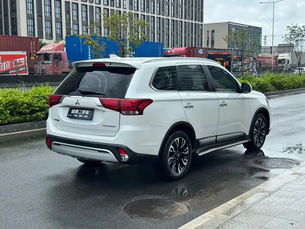Mitsubishi Outlander — фото 7