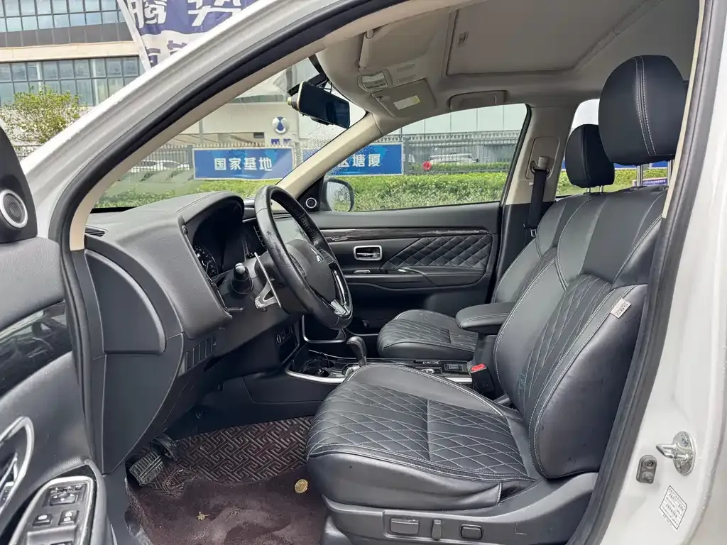 Mitsubishi Outlander — фото 3