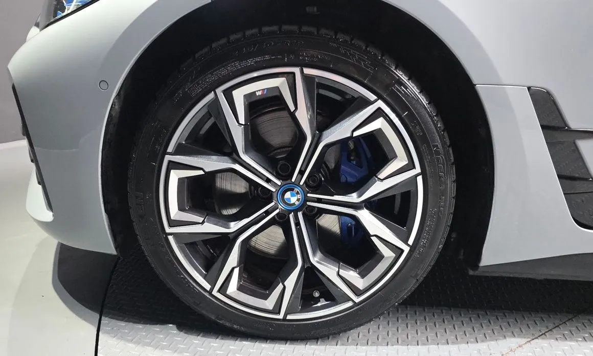 BMW i4 — фото 8
