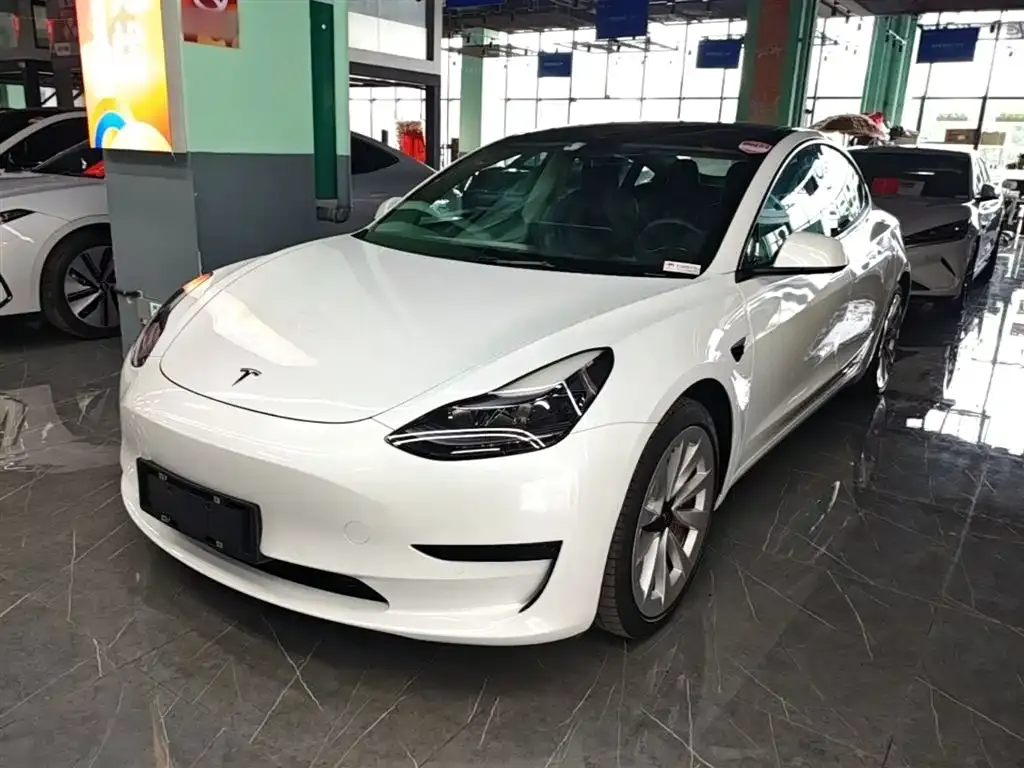 Tesla Model 3 — фото 1