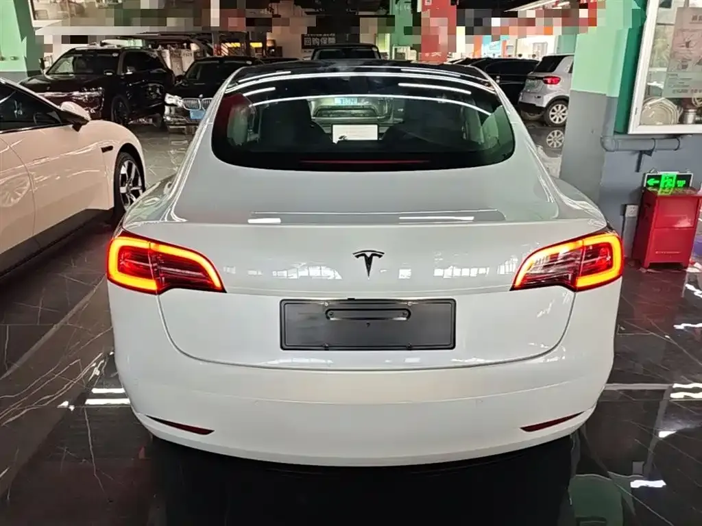 Tesla Model 3 — фото 9