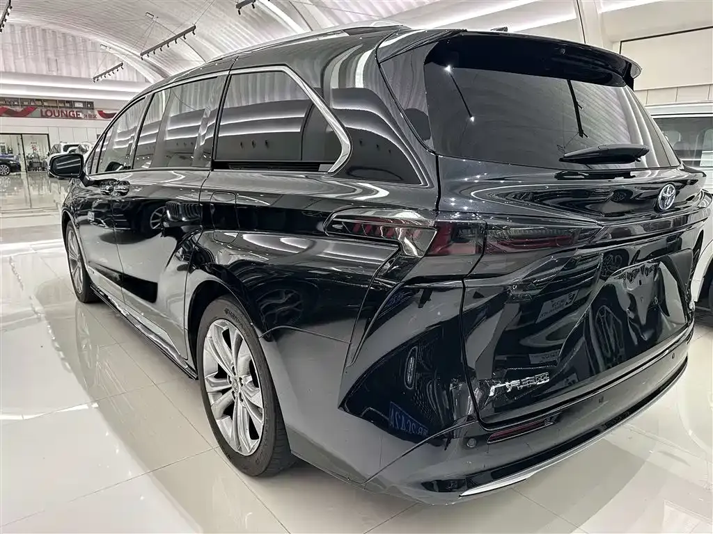 Toyota Sienna — фото 3