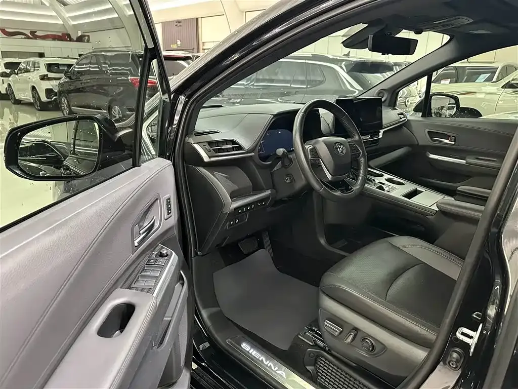 Toyota Sienna — фото 10