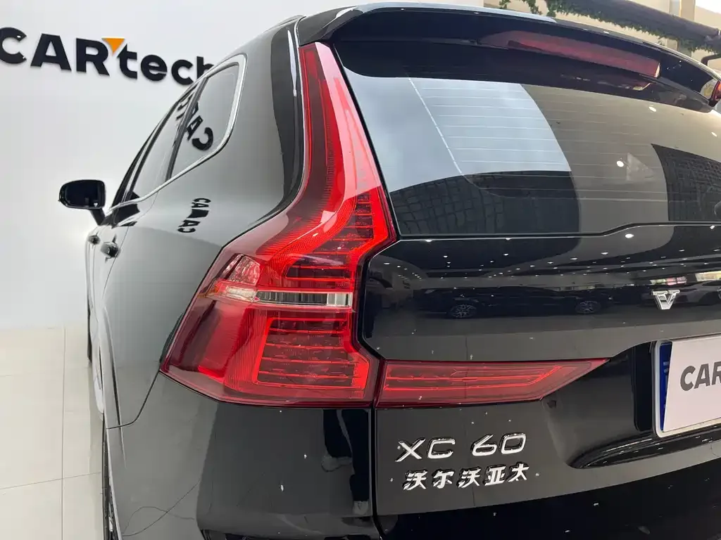 Volvo XC60 — фото 8