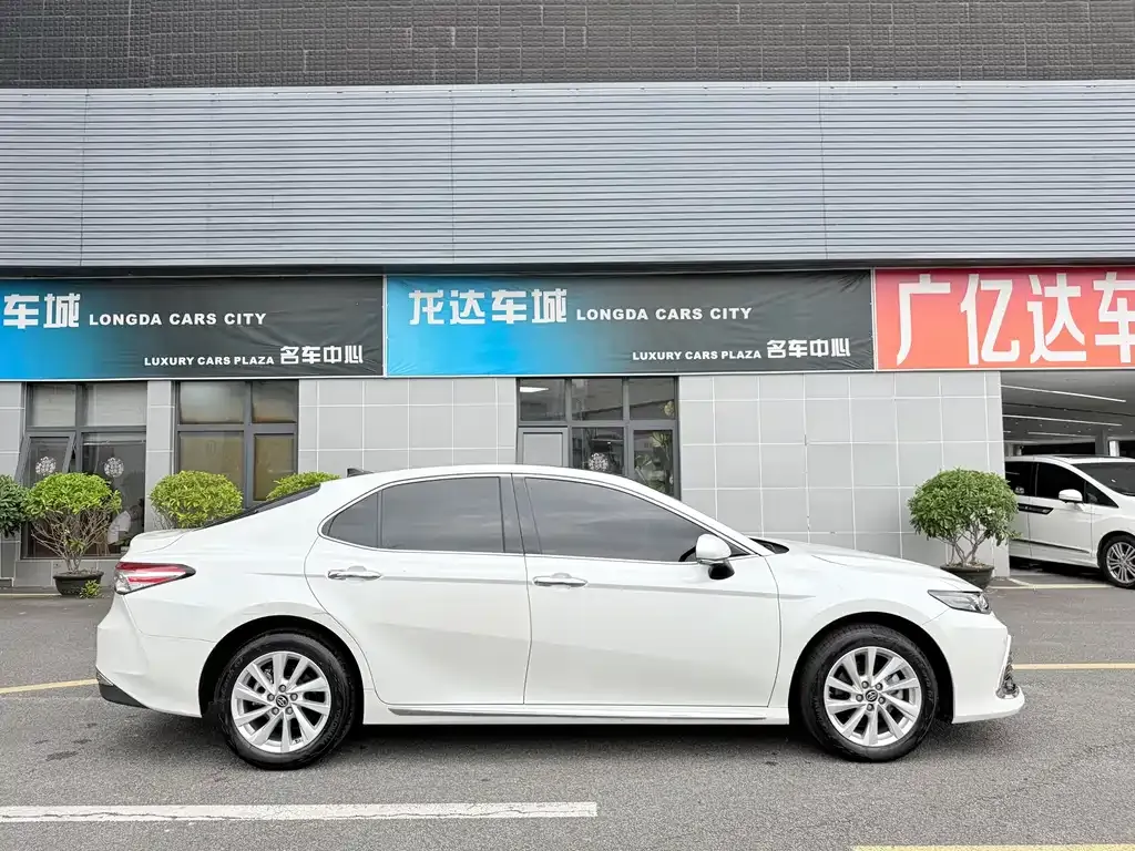 Toyota Camry — фото 5