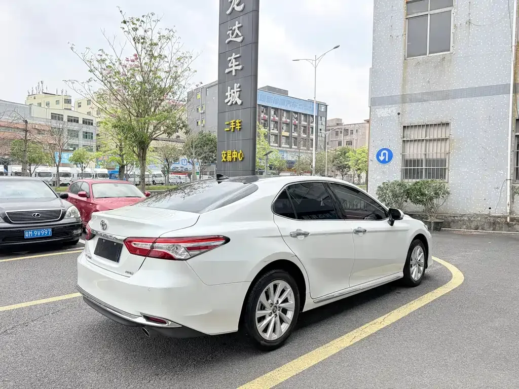 Toyota Camry — фото 10