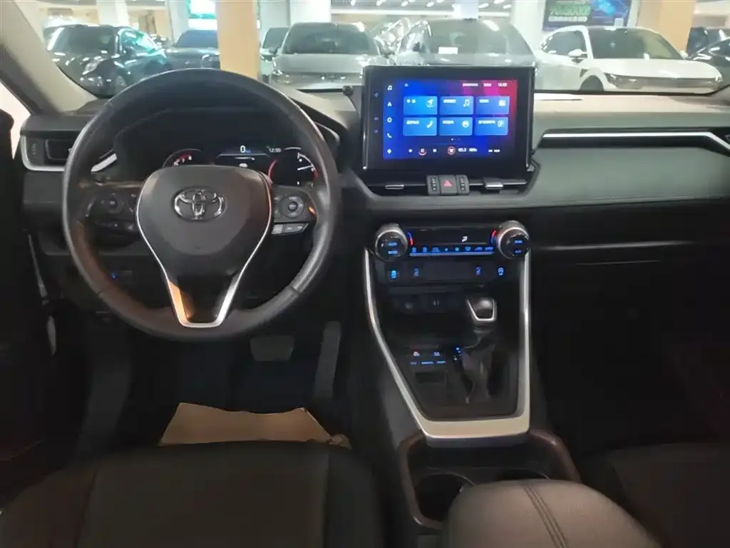 Toyota RAV4 — фото 7