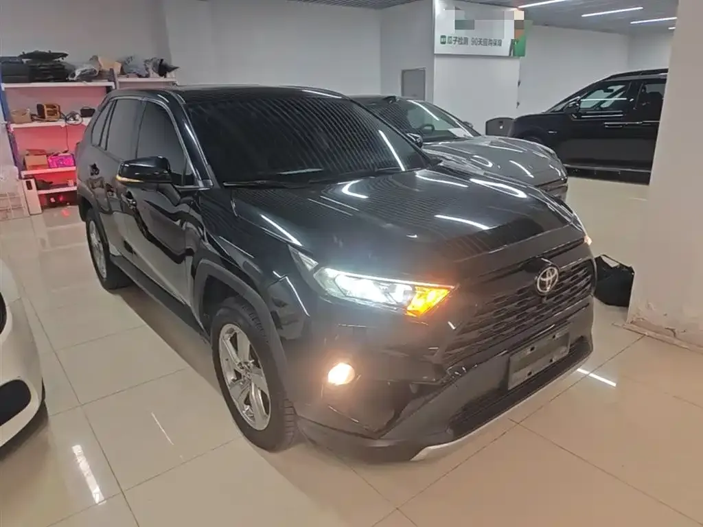 Toyota RAV4 — фото 8
