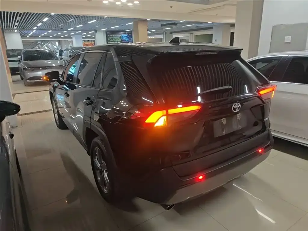 Toyota RAV4 — фото 4