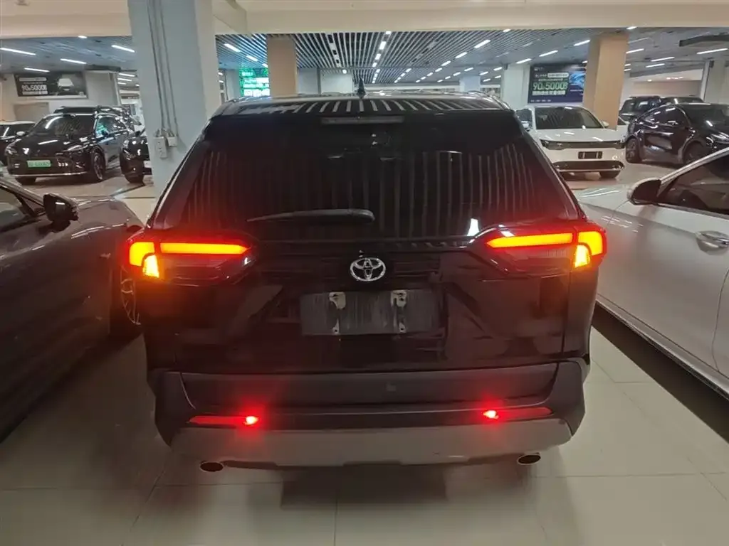 Toyota RAV4 — фото 10