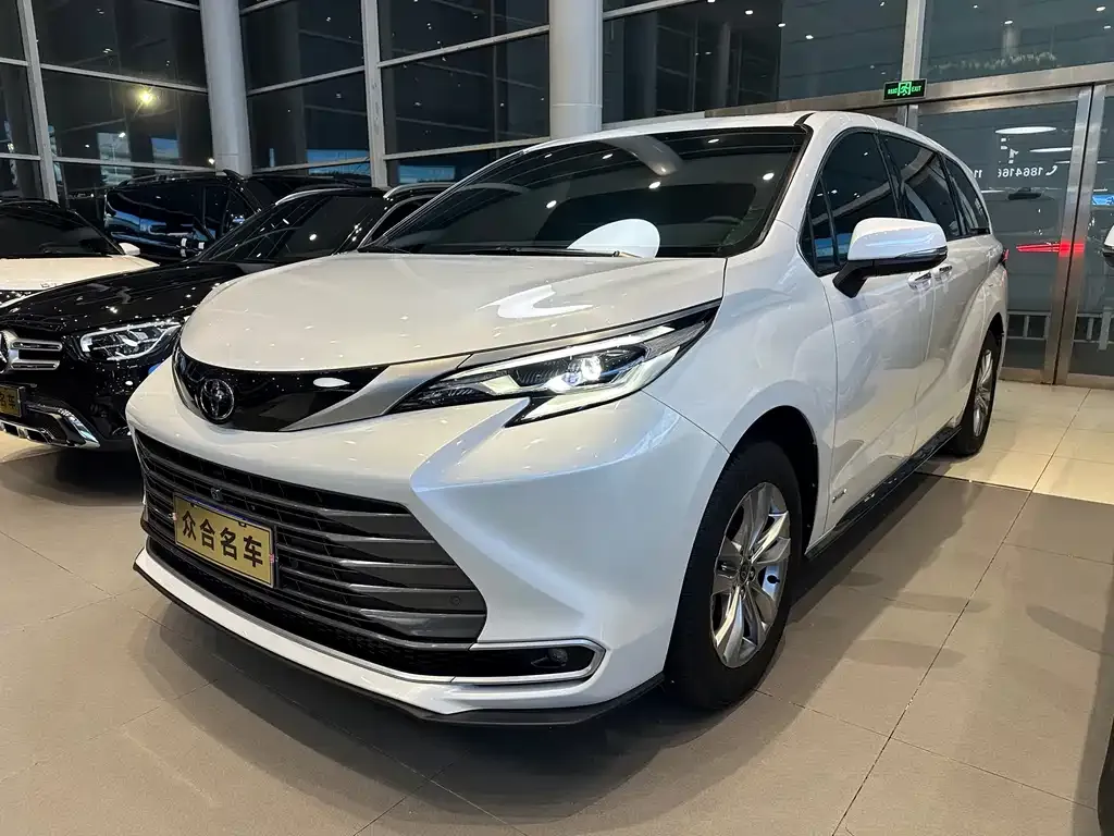 Toyota Sienna — фото 1