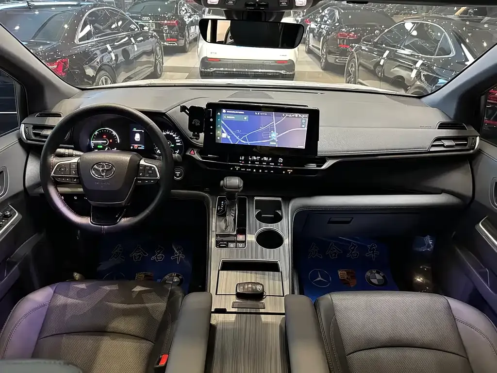 Toyota Sienna — фото 9
