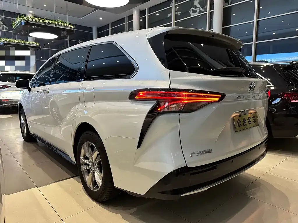 Toyota Sienna — фото 8