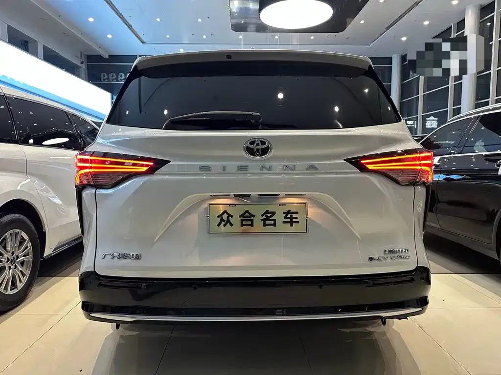 Toyota Sienna — фото 2