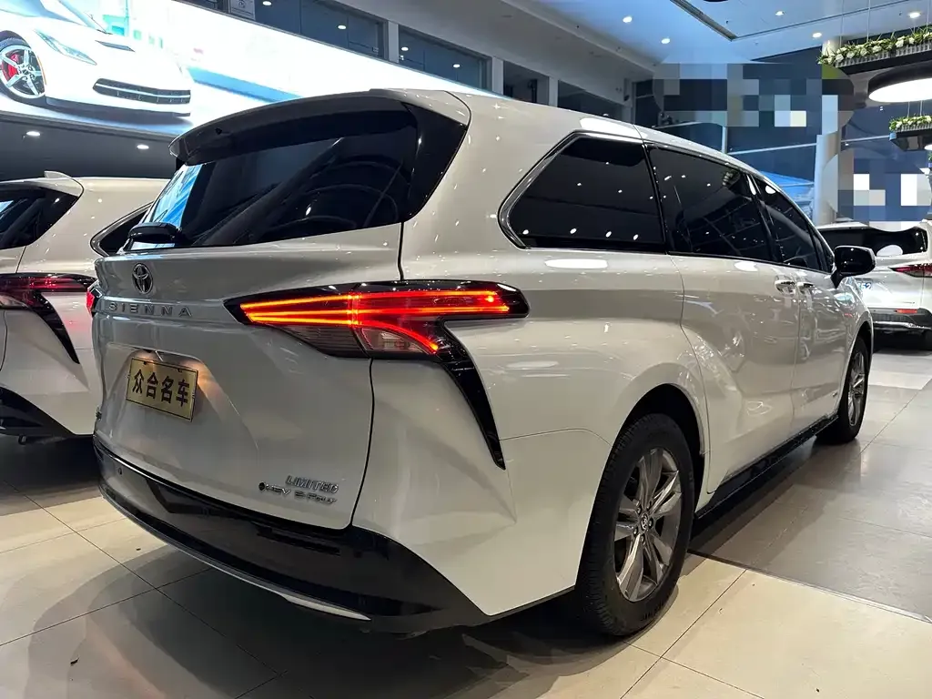 Toyota Sienna — фото 3