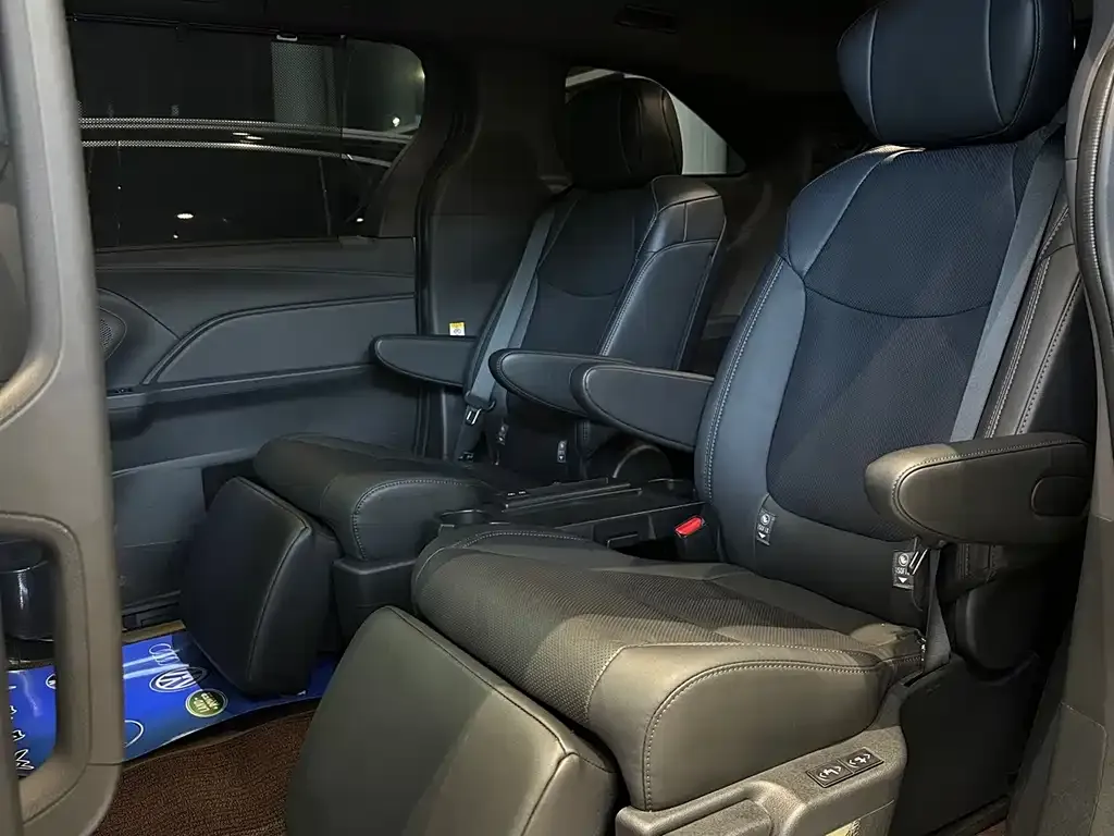 Toyota Sienna — фото 10